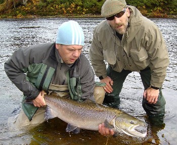 Ray Dingwall with Ewe salmon of 105cm, landed by Jon Penny, 4th Oct 08 (Photo by Glyn Williams).